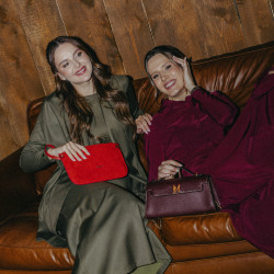 Dámska kabelka do ruky 211g semišová červená lifestyle